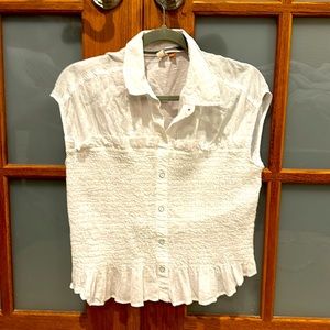 Like New! White Pilcro blouse it looks adorable on!